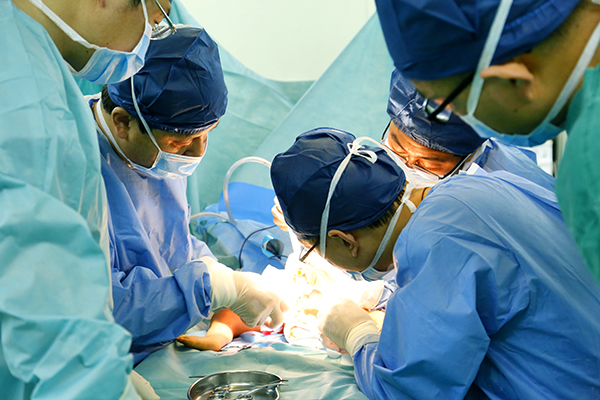 男婴出生时有三条腿和两个骨盆 医生:原本是双胞胎