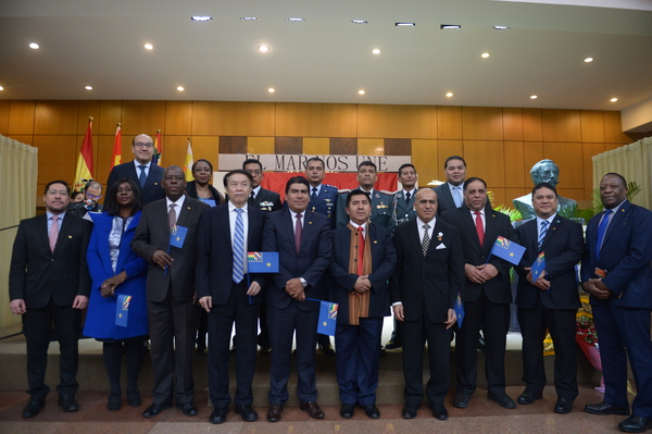 图为出席活动的嘉宾合影留念 图为出席活动的嘉宾合影留念