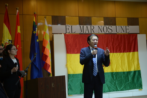 图为造型艺术家袁熙坤致辞 图为造型艺术家袁熙坤致辞