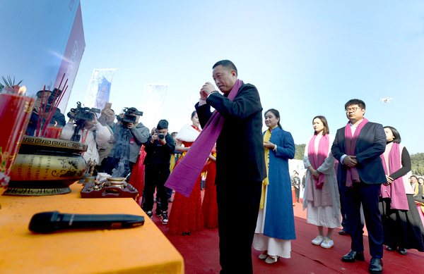 开採节前传统的祭拜方式，一直流传至今