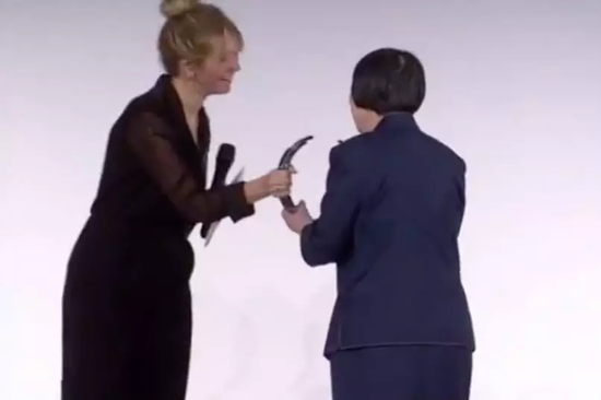 82岁中国老人获世界大奖 上台领奖一张口征服全场