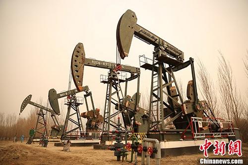 资料图：3月26日，黑龙江省大庆油田采油一厂抽油机工作中。
<a target='_blank' href='http://www.chinanews.com/'>中新社</a>记者 许书晨 摄