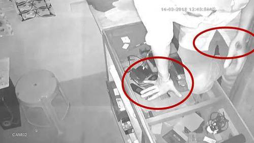 最笨小偷头戴透明塑料袋作案 留下大量指纹