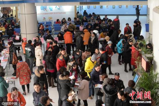 资料图:济南家长凌晨排队给孩子报培训班。 文字来源:舜网 御宁 摄 图片来源:视觉中国 点击进入下一页