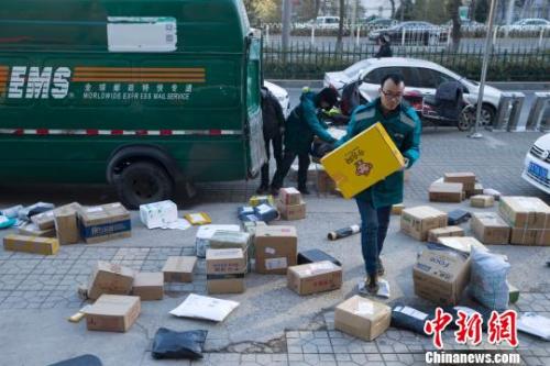 资料图：山西太原，物流工作人员正在搬运快递。　张云 摄