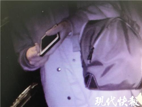 熊孩子因游戏偷买手机谎称捡的 警察上门戏演砸