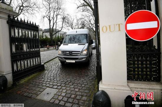 当地时间3月20日，英国伦敦，遭英国驱逐的俄罗斯外交官偕家人准备离开俄罗斯驻英大使馆，将返回俄罗斯。因俄罗斯前间谍斯克里帕尔中毒事件，英国首相此前下令驱逐23名俄罗斯外交官。