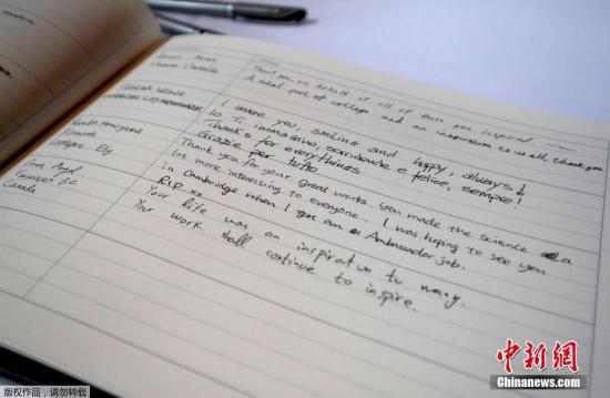 剑桥师生还排队在冈维尔与凯斯学院小教堂吊唁簿上签字。