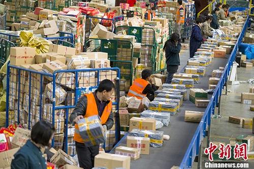 11月13日，山西太原，邮政工作人员分拣快递。随着“双十一”网购狂欢节落幕，中国物流快递业也迎来井喷高峰。据中国国家邮政局预计，中国将迎超15亿件快递，中国快递业迎接年度“大考”。<a target='_blank' href='http://www.chinanews.com/'>中新社</a>记者 张云 摄