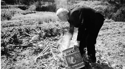 吴水根在干农活。 点击进入下一页