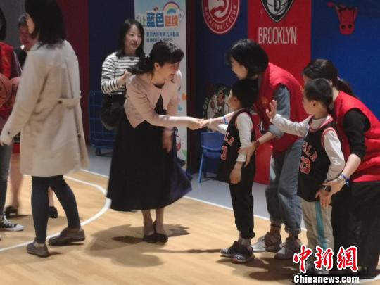 一支低年龄自闭症患儿组成的篮球队正式成立?！〕戮?摄