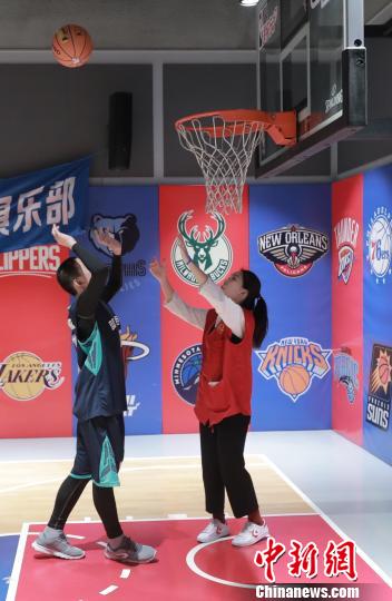 篮球运动对于促进自闭症儿童的身心健康、集体融入、合作协调乃至全面发展大有裨益?！≤缝?摄