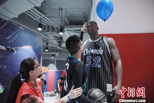 经过训练，篮球运动悄然改变着“星星的孩子”?！≤缝?摄