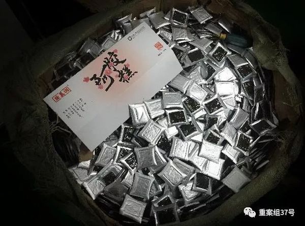 ▲3月5日，东阿祥云堂公司生产车间的纸箱里等待包装的“阿胶糕”。该公司负责人介绍，这些阿胶糕是用牛皮胶添加明胶熬制。    新京报记者 大路 摄