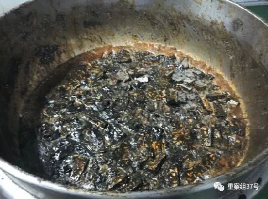 ▲3月5日，东阿祥云堂公司熬胶车间的锅里，制作“阿胶糕”剩下的边角料被熬化重新生产。    新京报记者 大路 摄