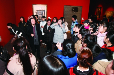 山东美术馆馆长张望向特教学生讲解基弗作品