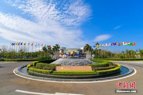 资料图:博鳌亚洲论坛国际会议中心前广场喷泉。<a target='_blank' href='http://www.chinanews.com/'>中新社</a>记者 骆云飞 摄 点击进入下一页