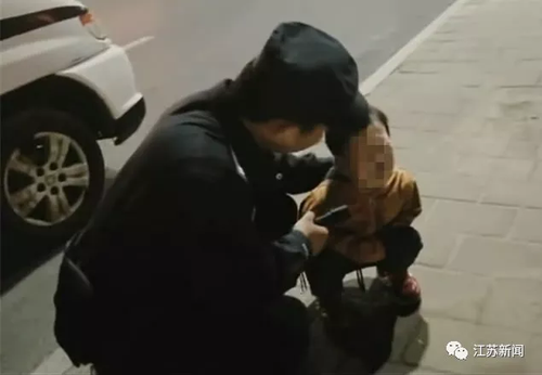 咋回事?走失男童见警察大哭半小时 大喊不要不要