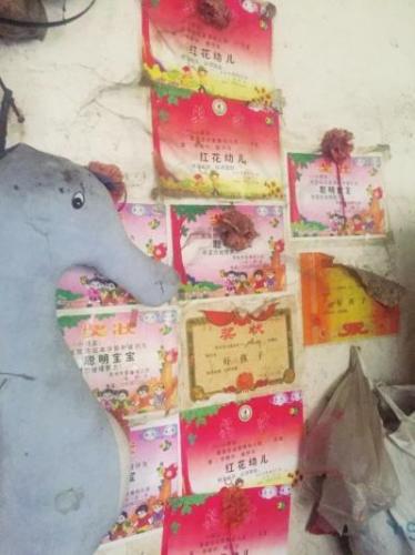 孩子们的一张张奖状是家中最大的财富
