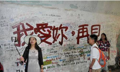 厦大芙蓉隧道遭游客乱画 校方呼吁爱护学生作品