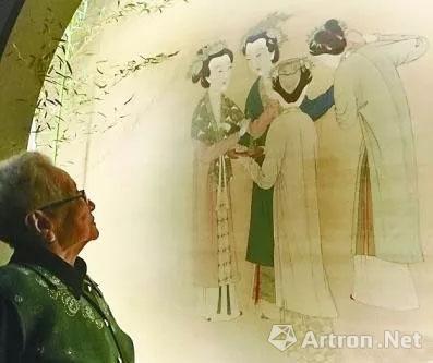 张伯驹与潘素爱女张传綵在《王蜀宫妓图》灯箱前驻足凝视。 　光明日报记者 李韵摄