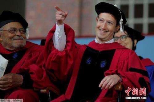 资料图:扎克伯格(右) 点击进入下一页