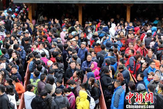 前来观雪、赏花、争睹山岳经典峰林仙境的游客“井喷” 王中举 摄