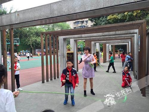 重庆最美女教师：有个什么都管的“班妈妈”感觉如何