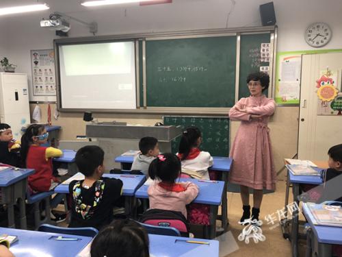 课堂上的刘红。 记者 冯司宇 摄