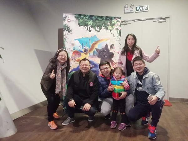 图为主创团队与影迷合影