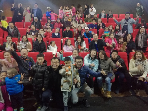 图为观众纷纷走进影院，见证这部倾心力作的首映