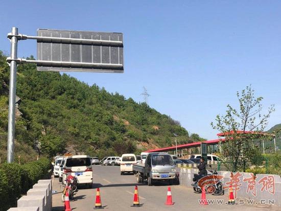 108国道周至段塌方路断了半年未修 百姓出行靠爬山