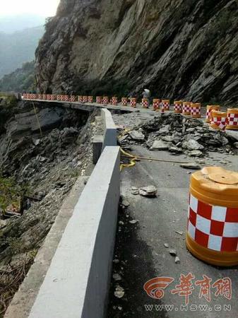 108国道周至段塌方路断了半年未修 百姓出行靠爬山