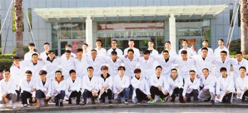浙江中医药大学男护生们合影。图片来源:钱江晚报 点击进入下一页