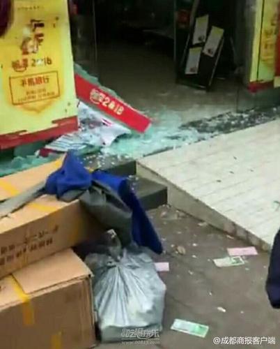 男子被告知已过存款时间 掏出铁锤砸碎银行玻璃门