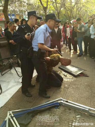 男子被告知已过存款时间 掏出铁锤砸碎银行玻璃门