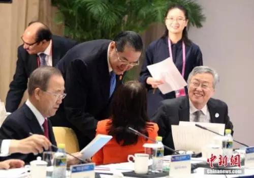 图为周小川(右)出席会议 <a target='_blank' href='http://www.chinanews.com/'>中新社</a>记者 任海霞 摄