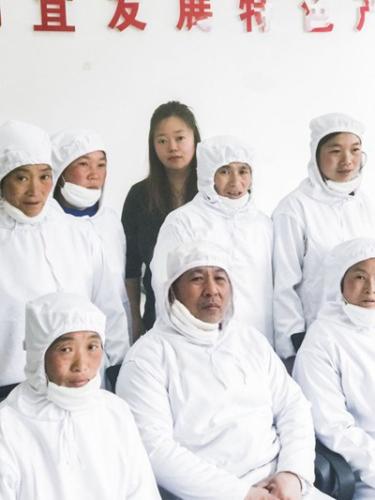 曹臻一和做火煺工厂的员工 受访者供图 点击进入下一页