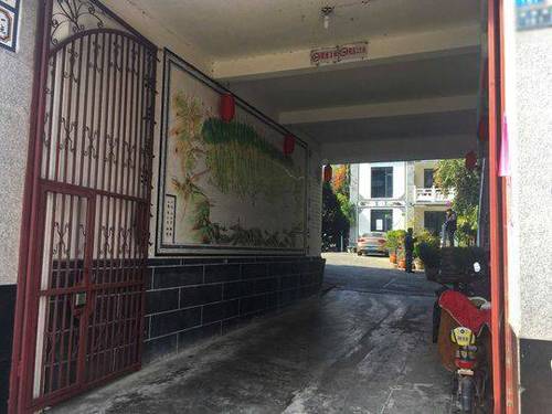 音乐圈大佬被曝夜半翻他人宅院 称为借手机充电器