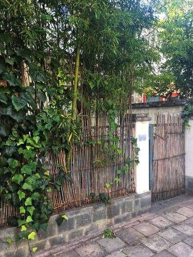 音乐圈大佬被曝夜半翻他人宅院 称为借手机充电器