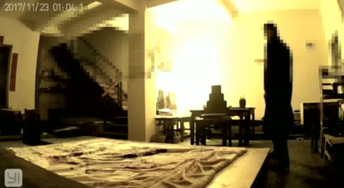 音乐圈大佬被曝夜半翻他人宅院 称为借手机充电器