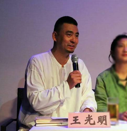 音乐圈大佬被曝夜半翻他人宅院 称为借手机充电器