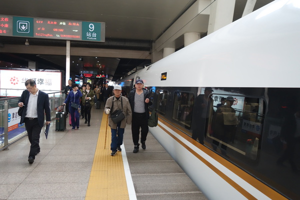 栗大爷在家人搀扶下准备登上G19次“复兴号”高铁 栗大爷在家人搀扶下准备登上G19次“复兴号”高铁