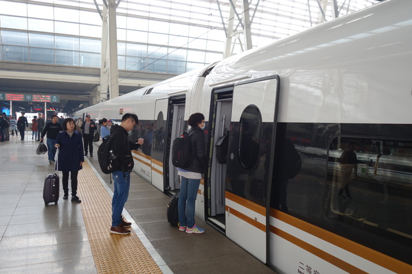 乘客陆续登上G19次“复兴号”高铁 乘客陆续登上G19次“复兴号”高铁