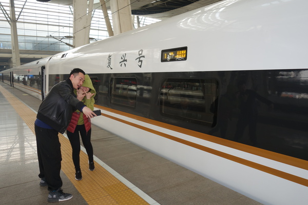 一对情侣在“复兴号”高铁前自拍 一对情侣在“复兴号”高铁前自拍