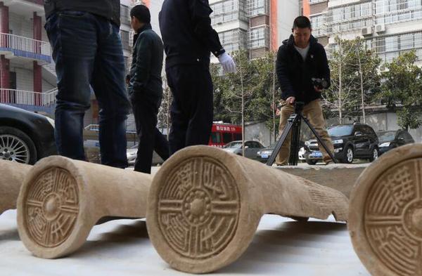 陕西西安秦汉栎阳城遗址印有“长生无极”字样的宫殿瓦当。