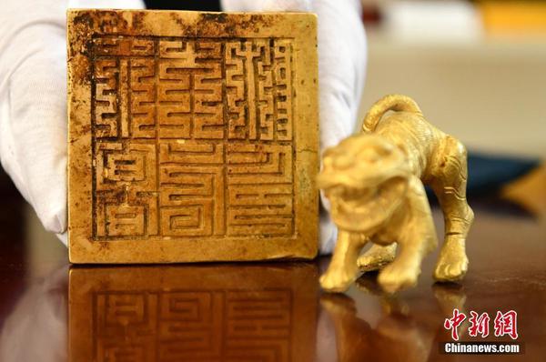 四川彭山江口沉银遗址出土的虎纽永昌大元帅金印。中新社记者 刘忠俊 摄