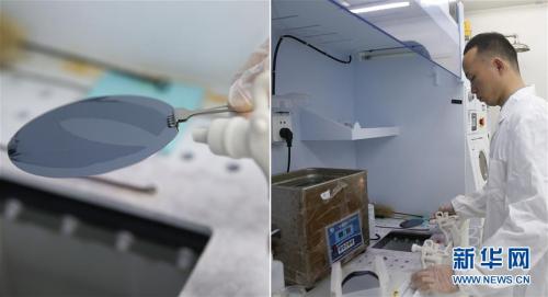 4月11日，复旦大学微电子学院教授张卫、周鹏团队成员刘春森在实验室内清洗硅片(拼版照片)。 新华社记者 丁汀 摄 图片来源：新华网