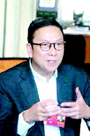 当记者向全国政协委员、全国政协人口资源环境委员会副主任、港区省级政协委员联谊会会长施荣怀发出“与改革开放同行”栏目采访邀请后，他爽快地应允了。见面时，他表示，之所以对这个话题感兴趣，是因为“对改革开放感受特别深”。