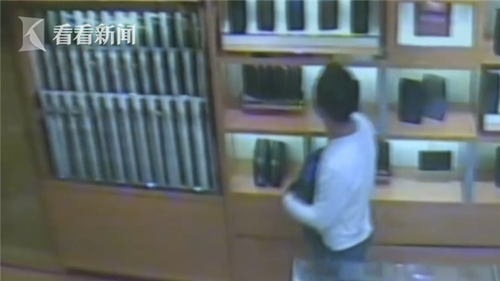 2bd0b35cd4f7d03af0d99753b1fa240f.png 男子网购LV包被朋友讥笑是假货 到专卖店以假换真